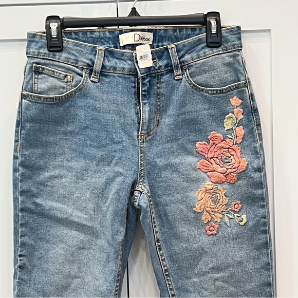 DITTOS Floral Embroidered Medium Wash Midrise Jeans Sz 6 NWT - Picture 2 of 8